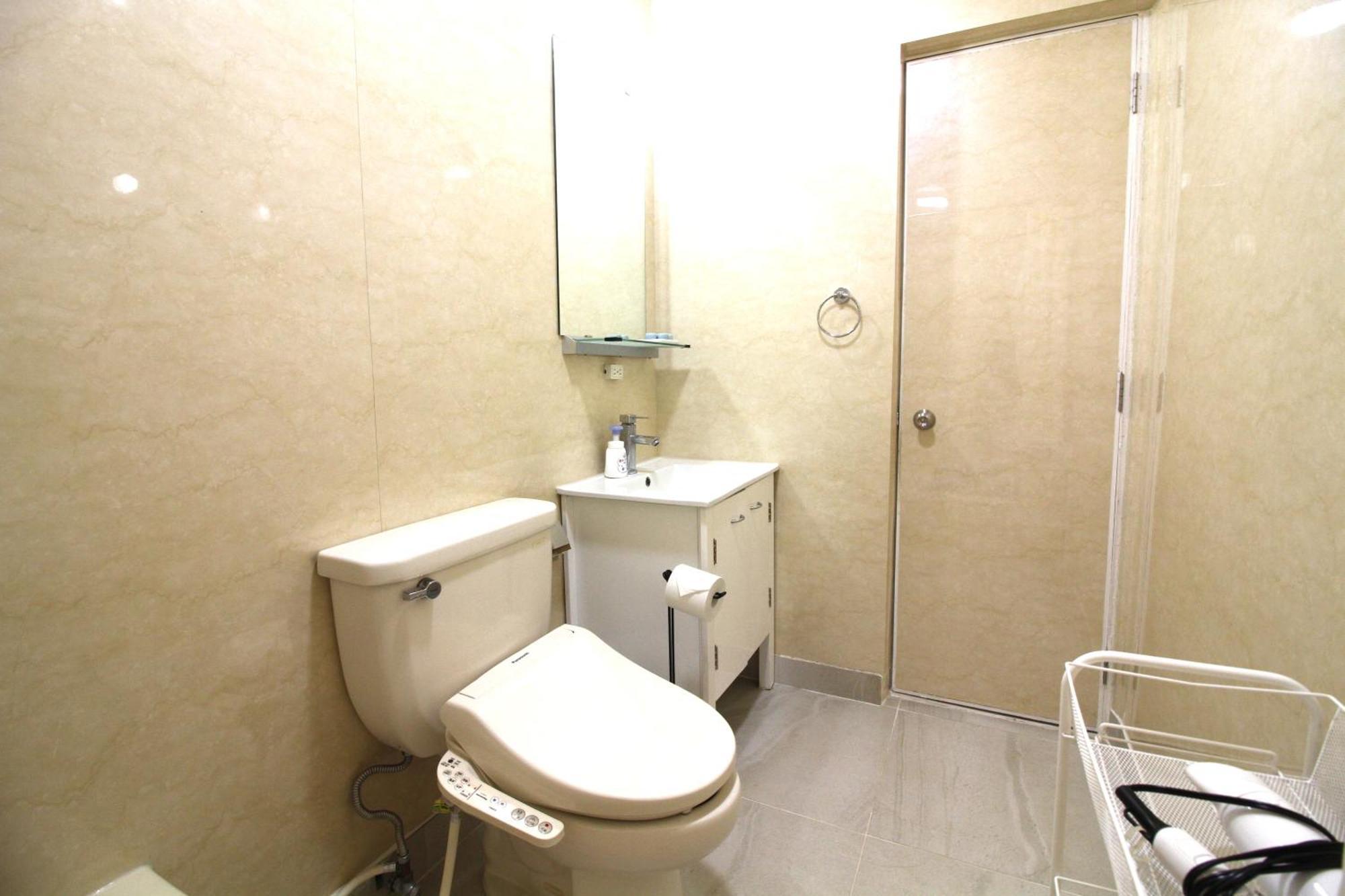 Whale Okinawa Hotell Kadena Exteriör bild